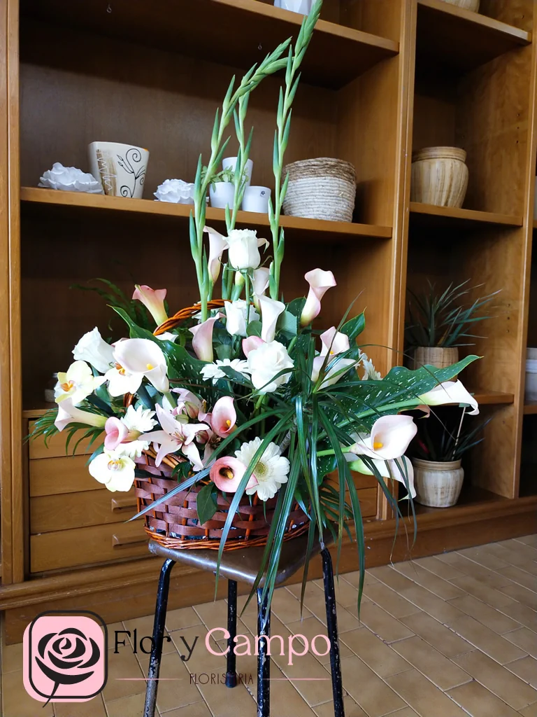 Centro floral en tons brancos e rosas