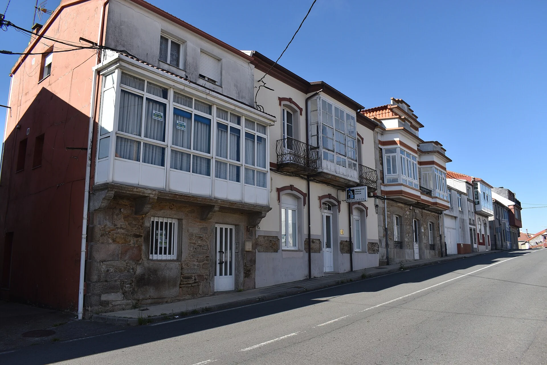 Rúa e casas con galerías no núcleo de Buño, Malpica de Bergantiños