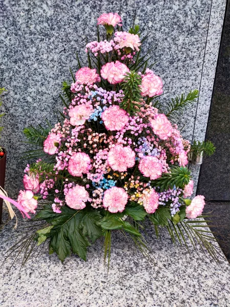 Arreglo de flores rosas para sepultura