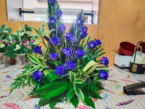 Centro floral en tonos azules