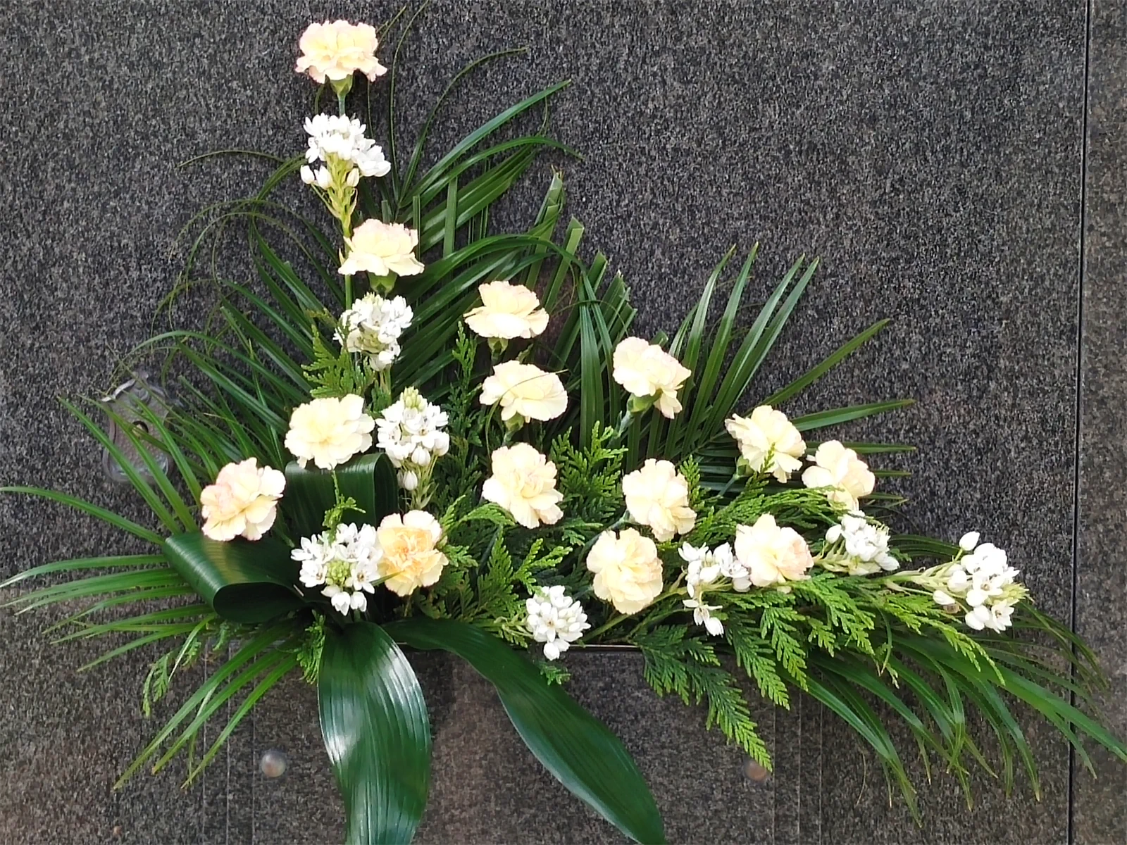 Centro de flores blancas para cementerio