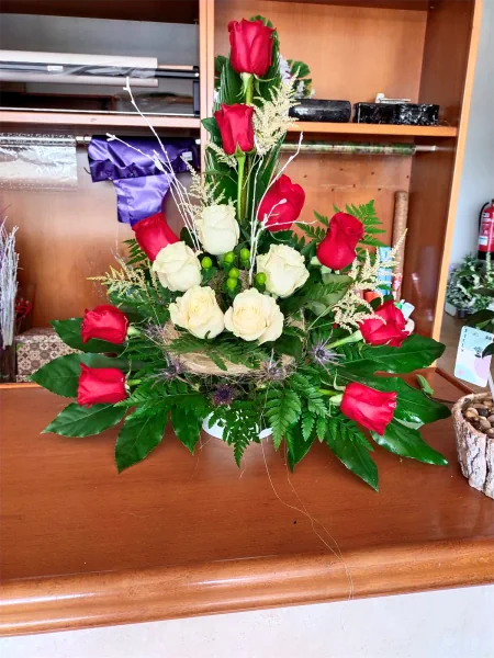 Arreglo con rosas rojas y flores blancas