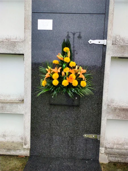 Arreglo de flores amarillas para nicho