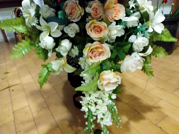 Composición con rosas crema y blancas