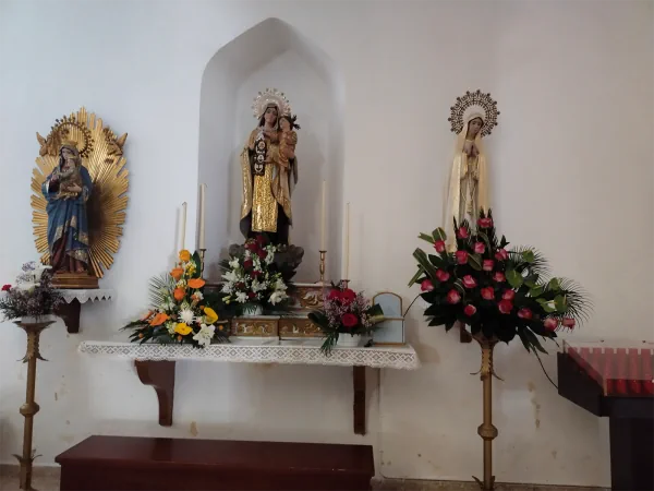 Arranxos florais de cores para o altar
