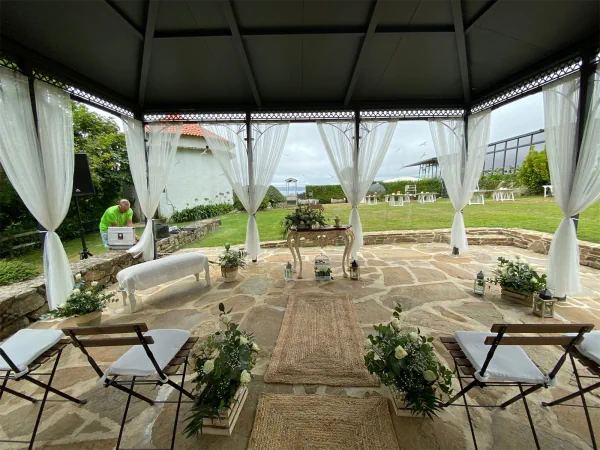 Pasillo e flores para unha cerimonia ao aire libre