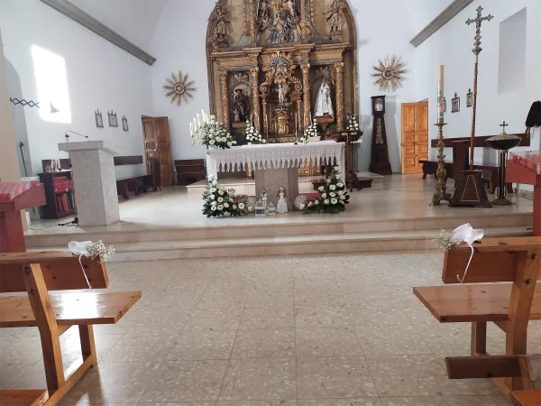 Decoración floral do altar dunha igrexa