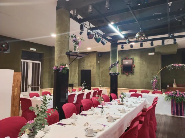 Flores para vestir unha mesa de celebración