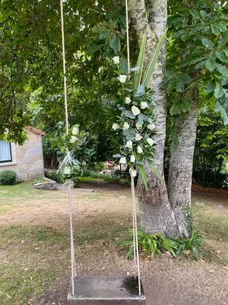 Detalle floral suspendido nunha árbore