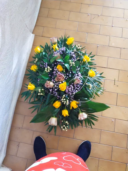 Centro con flores amarillas, azules y blancas