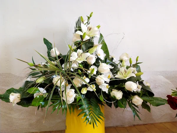 Centro de flores blancas con lirios