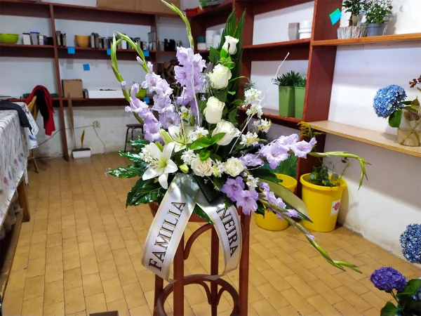 Centro funerario en malva y blanco