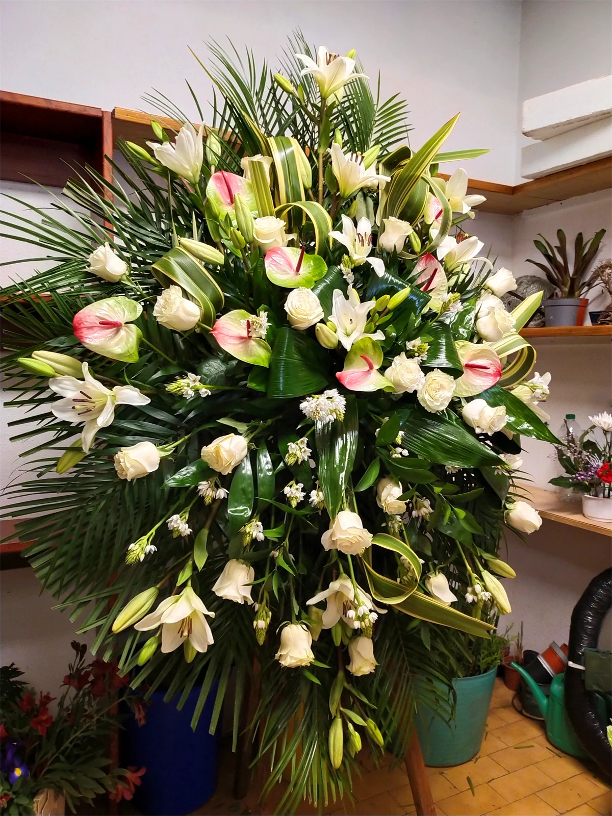 Centro funerario en rosa suave y blanco