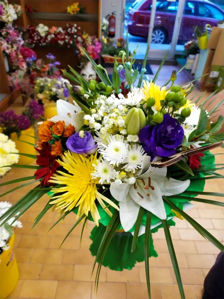 Ramo de flores variadas y colores vivos