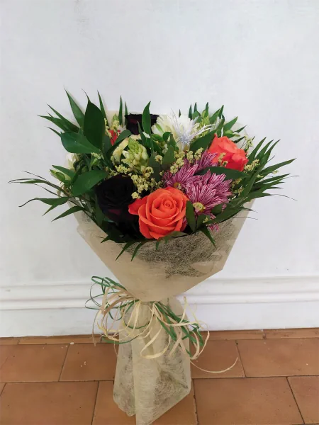 Ramo de rosas coral con follaje verde